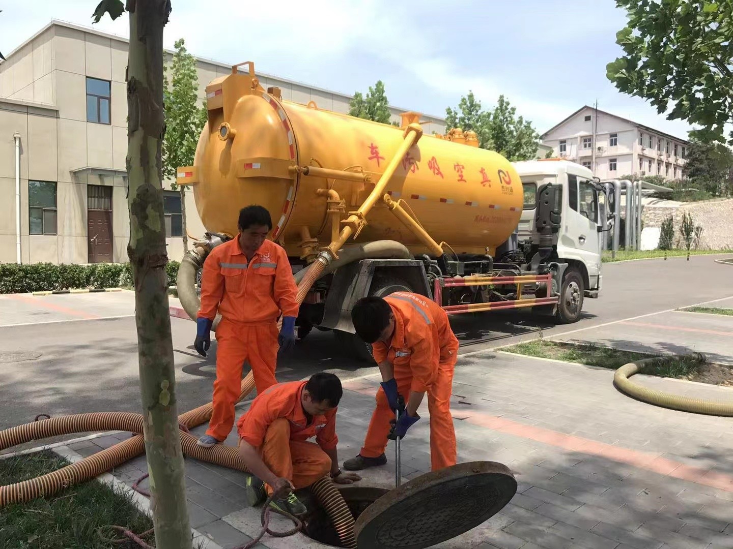 双江管道疏通车停在窨井附近