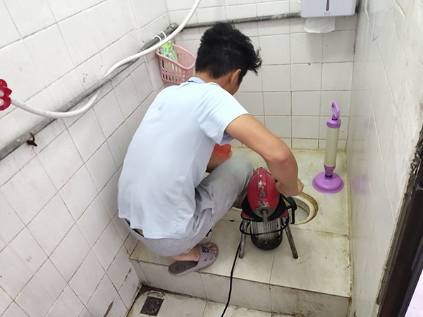 双江管道堵塞冒臭气 专业师傅现场解决问题