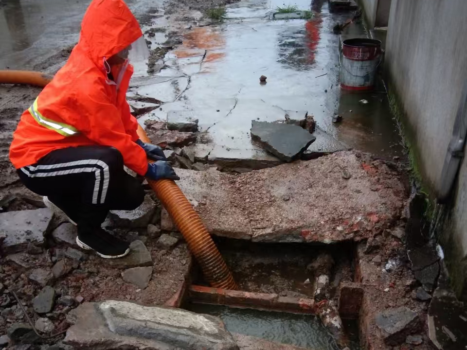 双江专业清理污水池 炜誉市政以规范流程守护城市 “肠道”