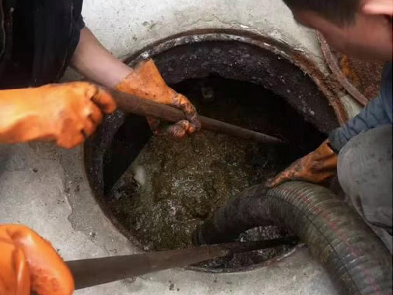 双江清理化粪池时如何避免沼气的危害？